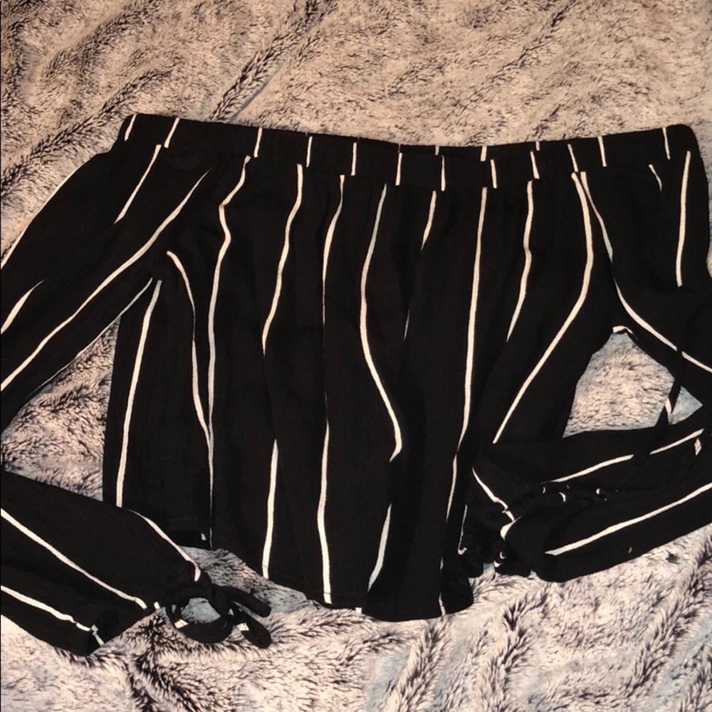❌SOLD❌off shoulder kendall and kylie top!